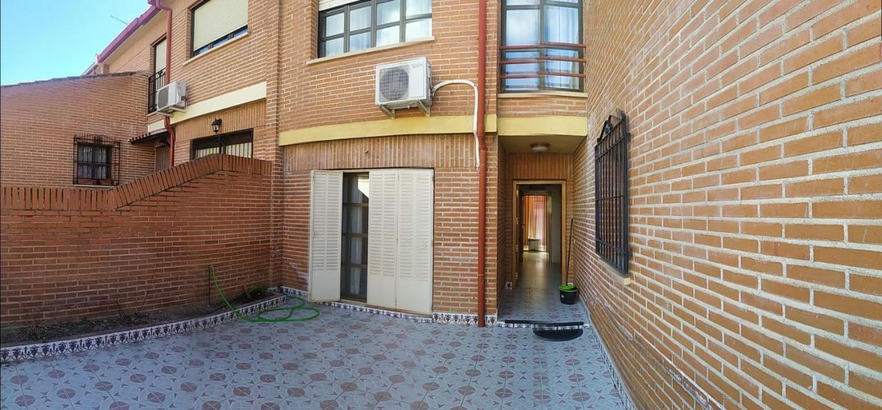 Habitacion Privada Triple Toledo Exterior photo