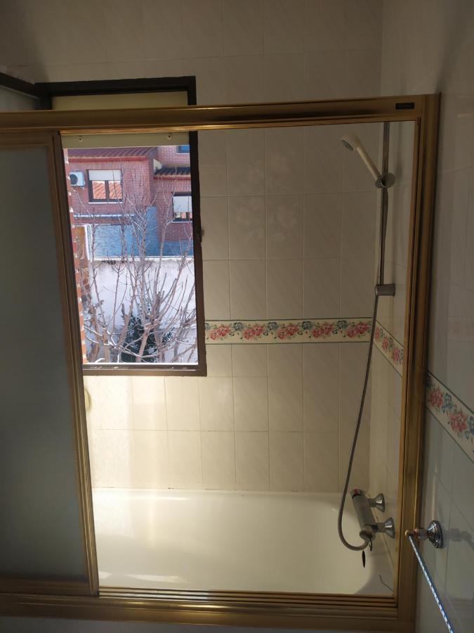 Habitacion Privada Triple Toledo Exterior photo