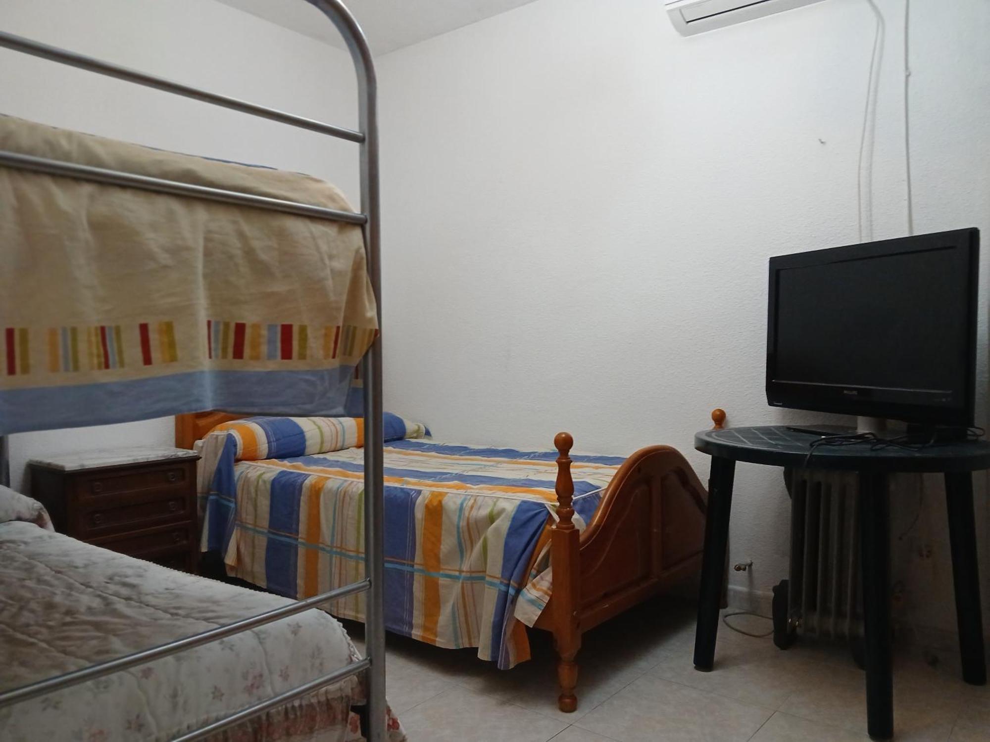 Habitacion Privada Triple Toledo Exterior photo
